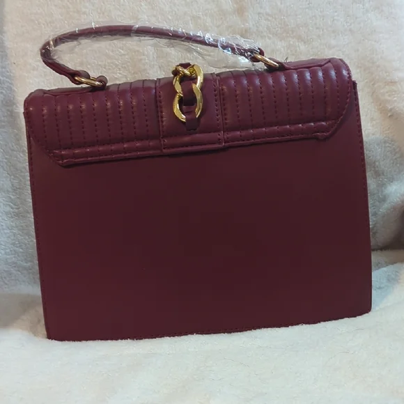 Elegant Burgundy Quilted Handbag - Picture 3 of 7